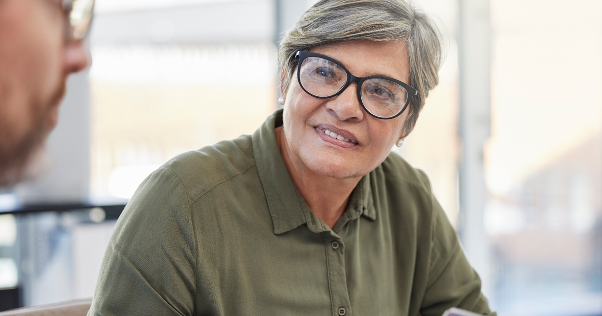 Business owner in conversation with an advisor, reflecting on whether it’s the right time to sell the company and take a business exit-readiness assessment